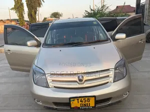 Toyota IST 2004 Silver