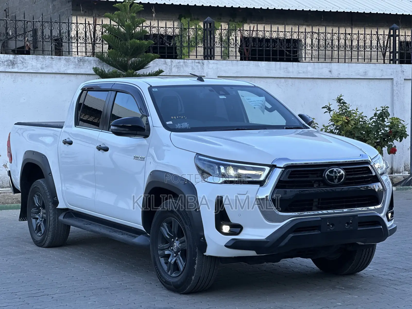 Toyota Hilux 2022 White