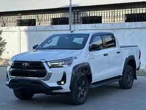 Toyota Hilux 2022 White