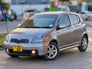 Toyota Vitz 2004 Silver