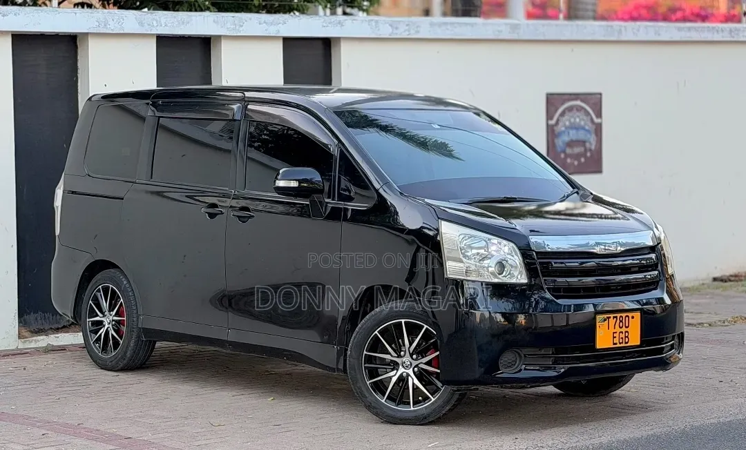 Toyota Noah 2010 Black
