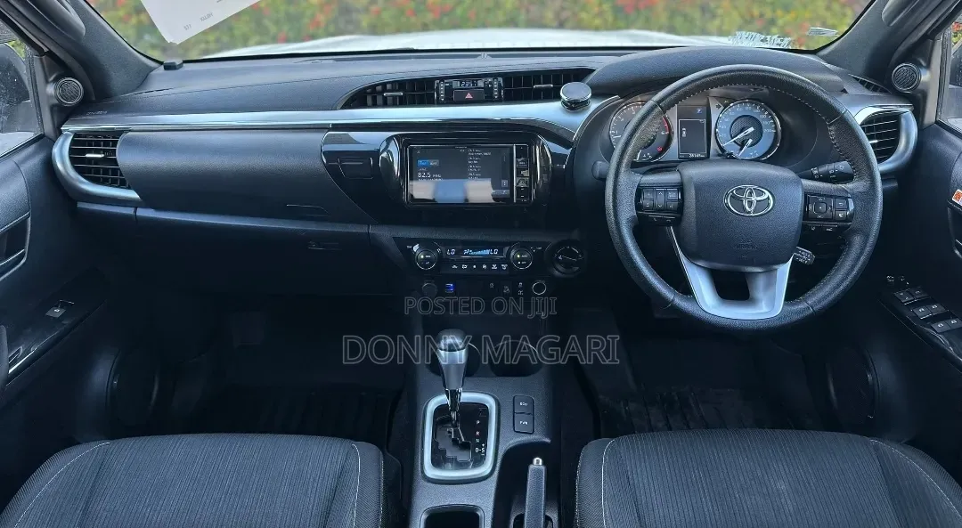 Toyota Hilux 2022 Black