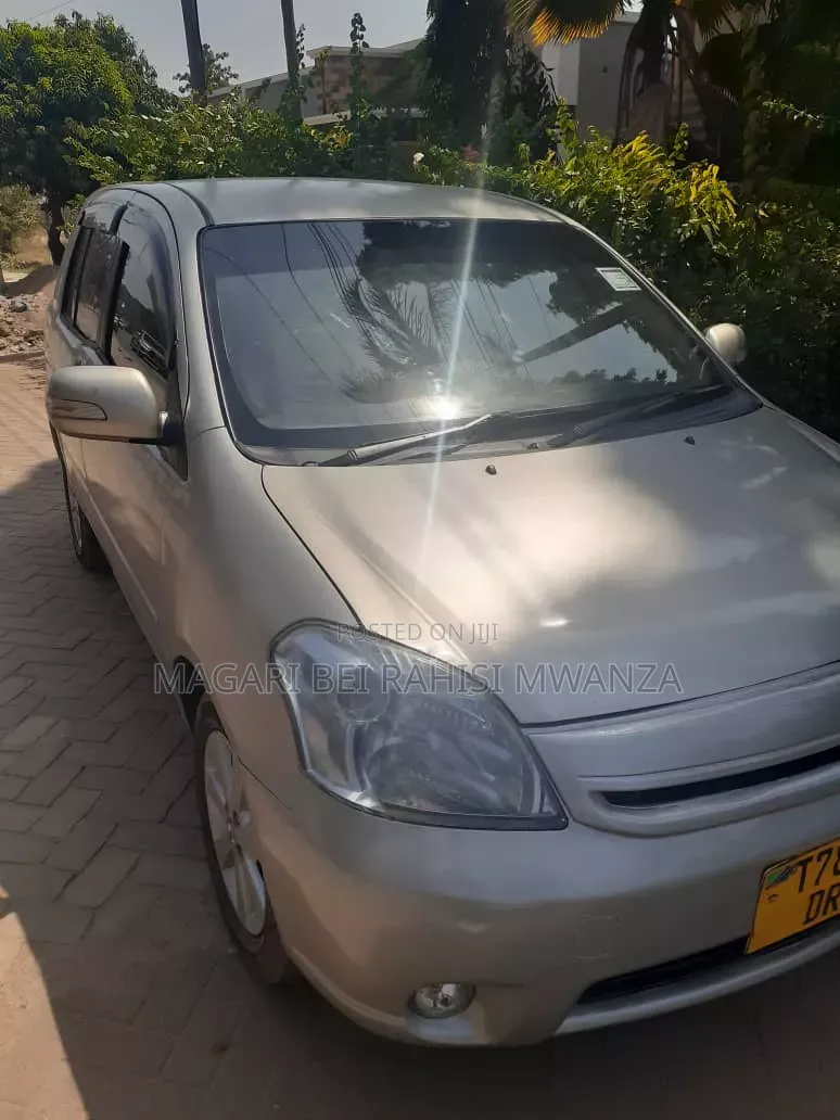 Toyota Raum 2004 Silver