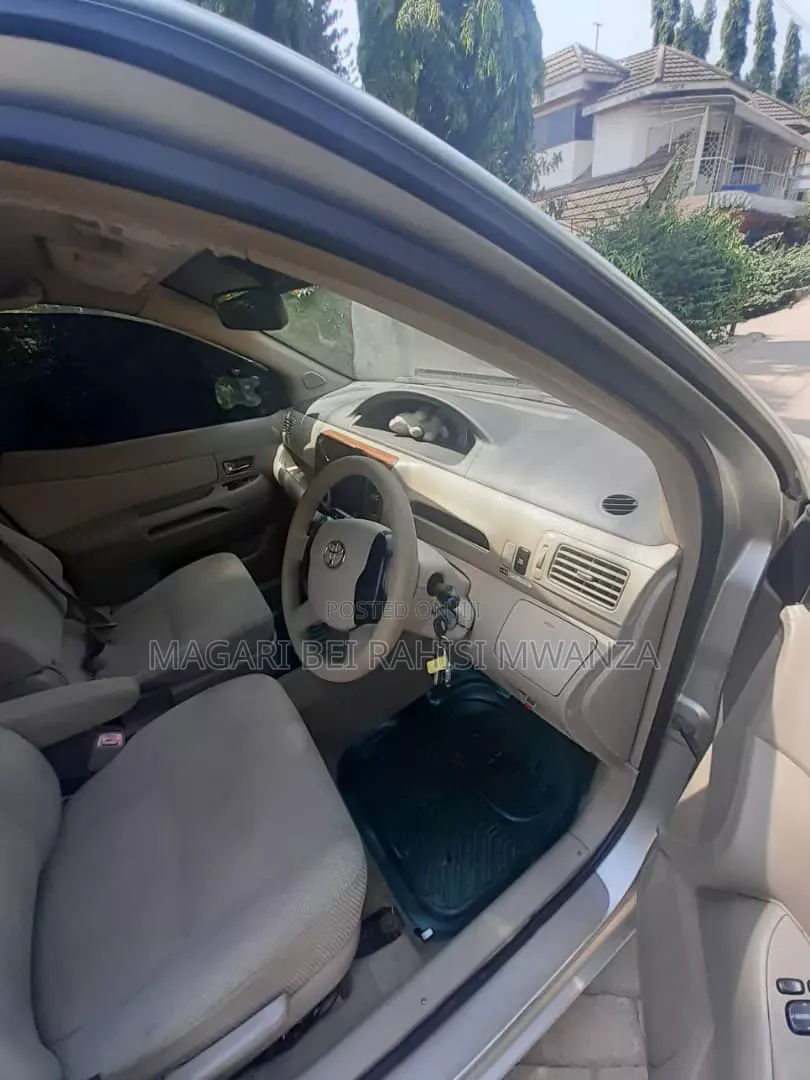 Toyota Raum 2004 Silver