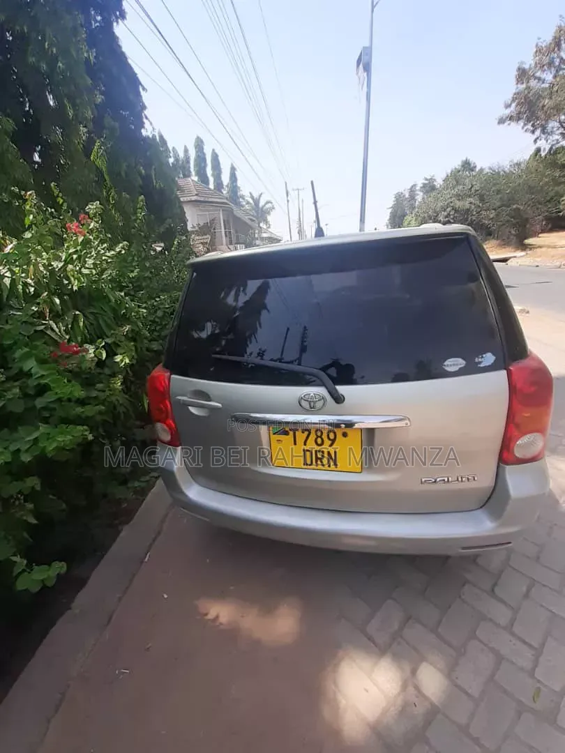 Toyota Raum 2004 Silver