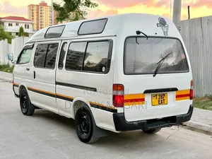 Toyota HiAce 2000 White