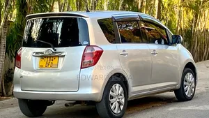 Toyota Ractis 2008 Silver