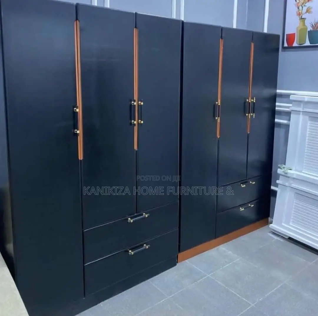 Simple Wadrobe Ni Milango Mitatu Ni La Nguo