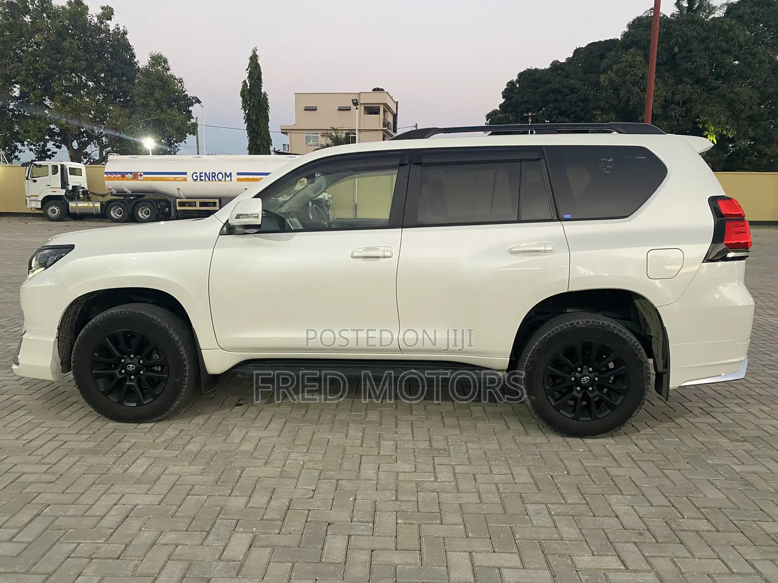 Toyota Land Cruiser Prado 2022 White