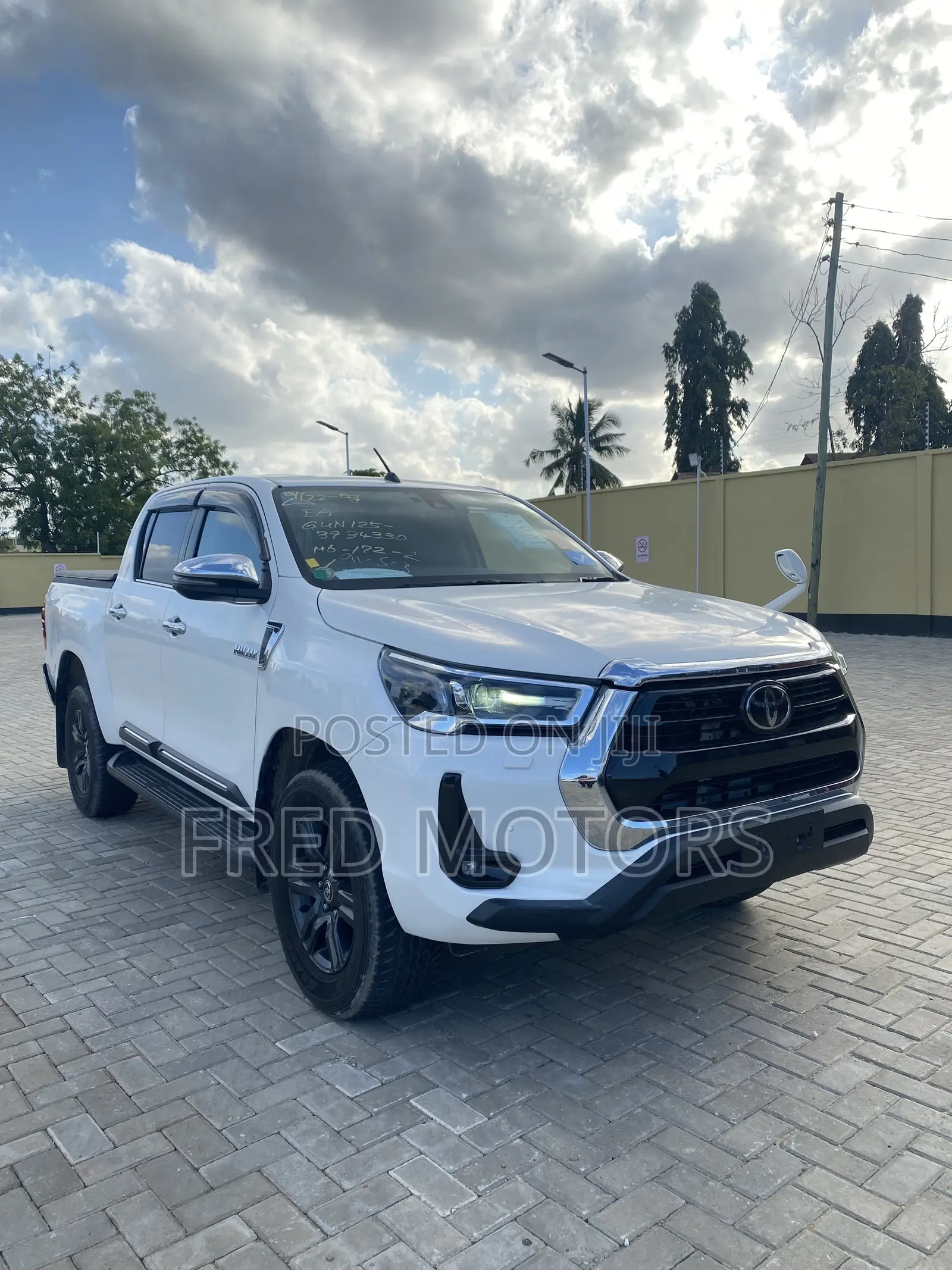 Toyota Hilux 2022 White