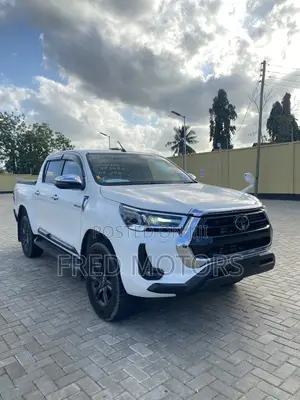 Toyota Hilux 2022 White