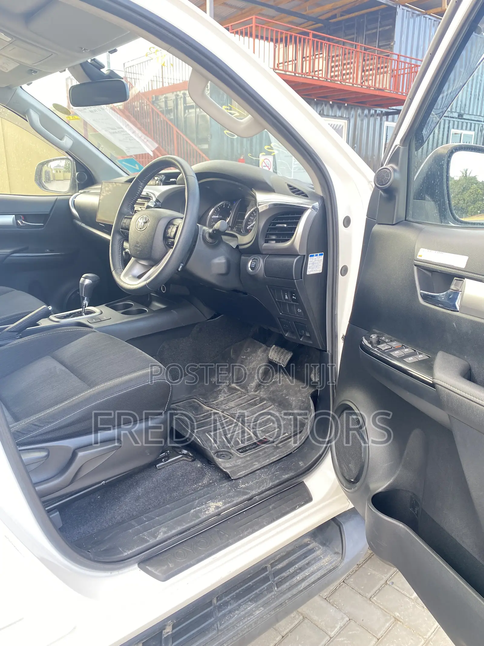 Toyota Hilux 2022 White