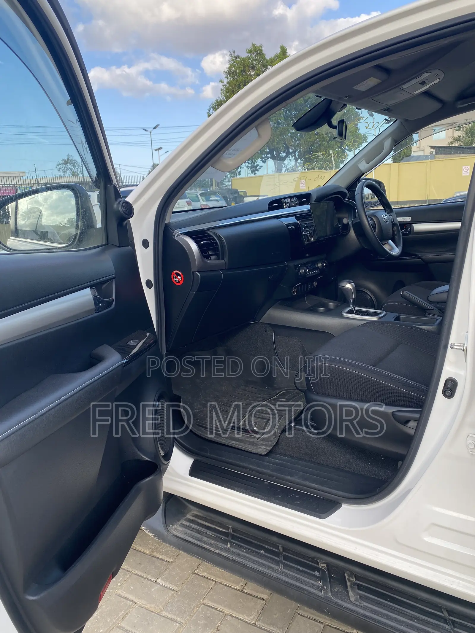Toyota Hilux 2022 White