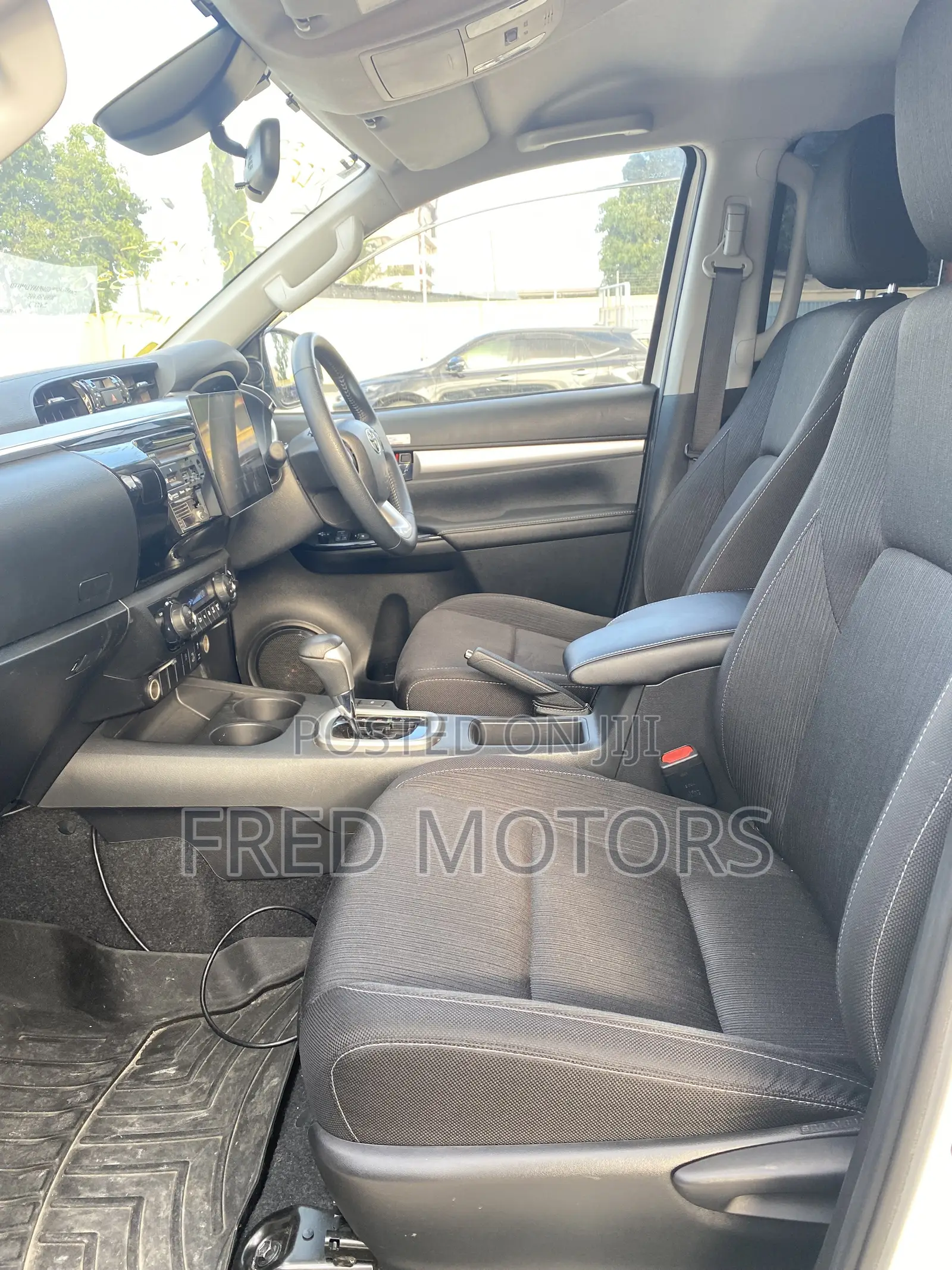 Toyota Hilux 2022 White