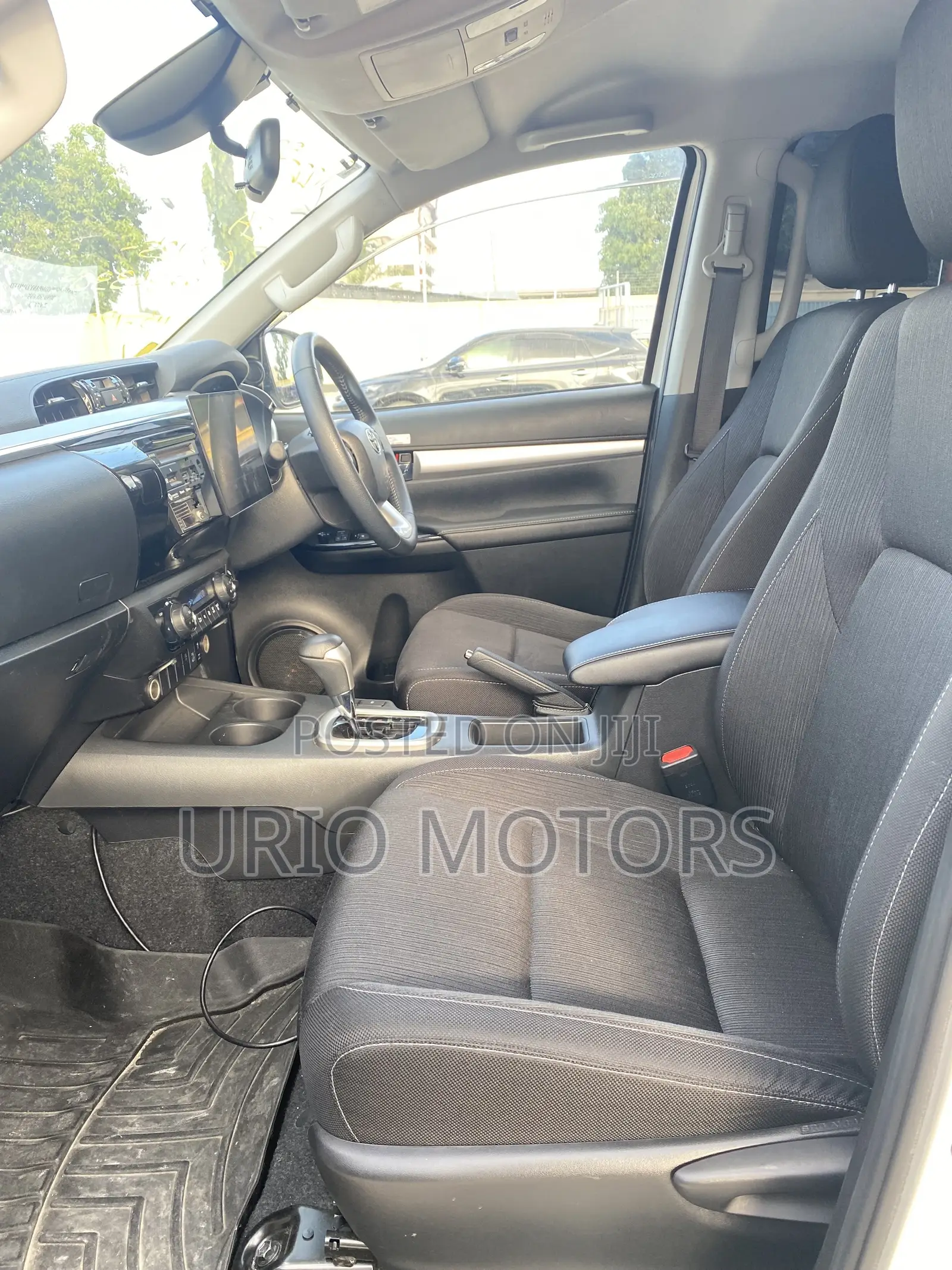 Toyota Hilux 2022 White