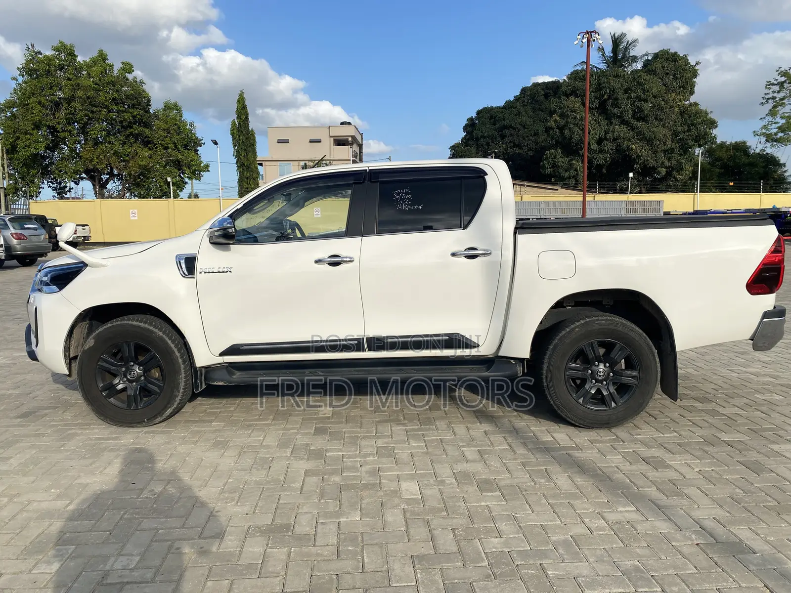 Toyota Hilux 2022 White