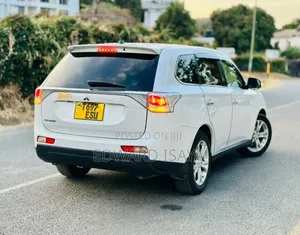 Mitsubishi Outlander 2012 White