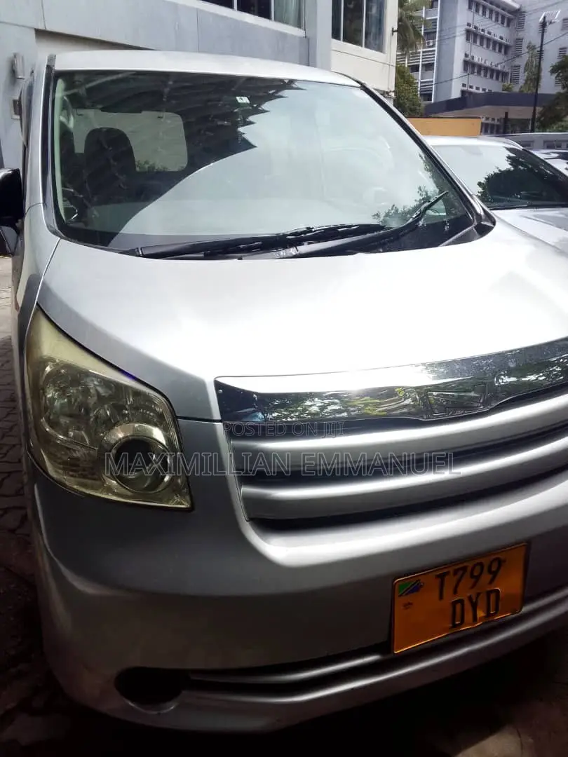 Toyota Noah 2009 Silver