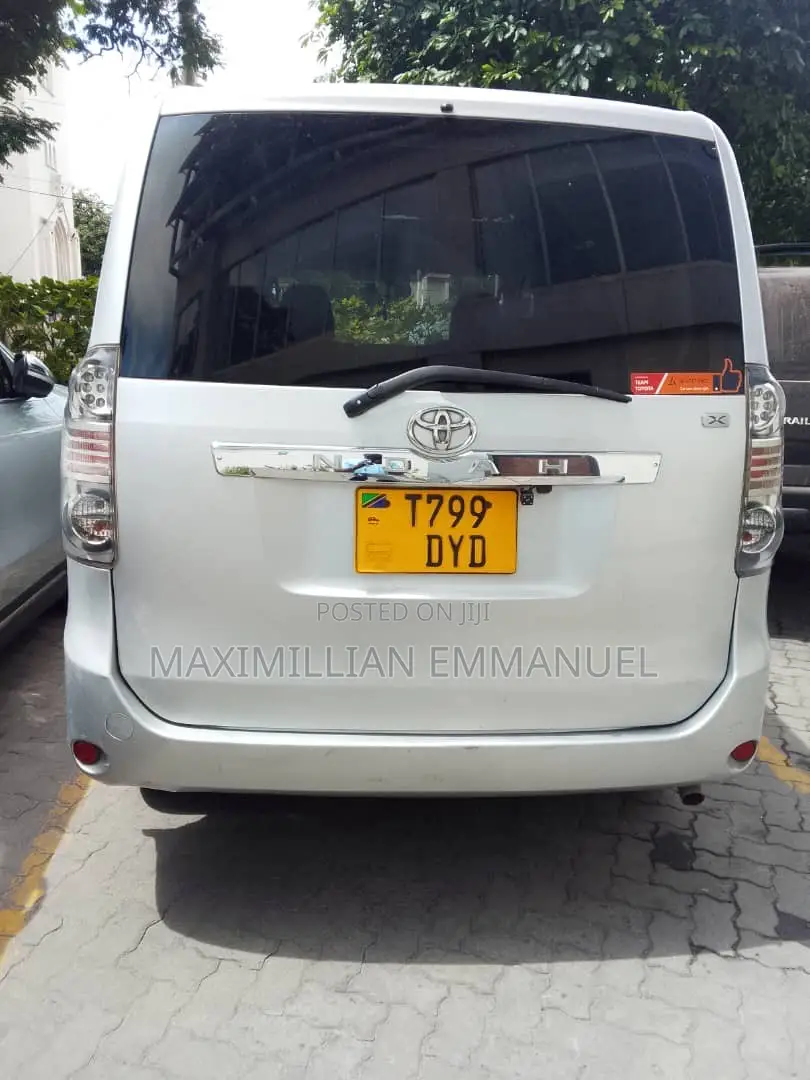 Toyota Noah 2009 Silver