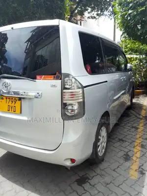 Toyota Noah 2009 Silver