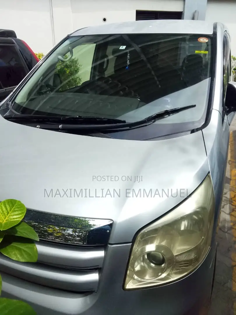 Toyota Noah 2009 Silver