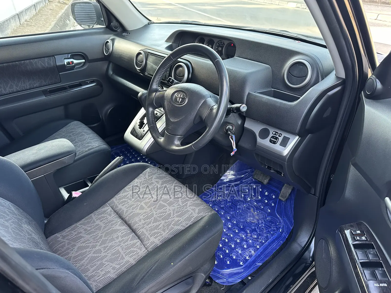 Toyota Corolla Rumion Hatchback 1.5 FWD 2011 Black