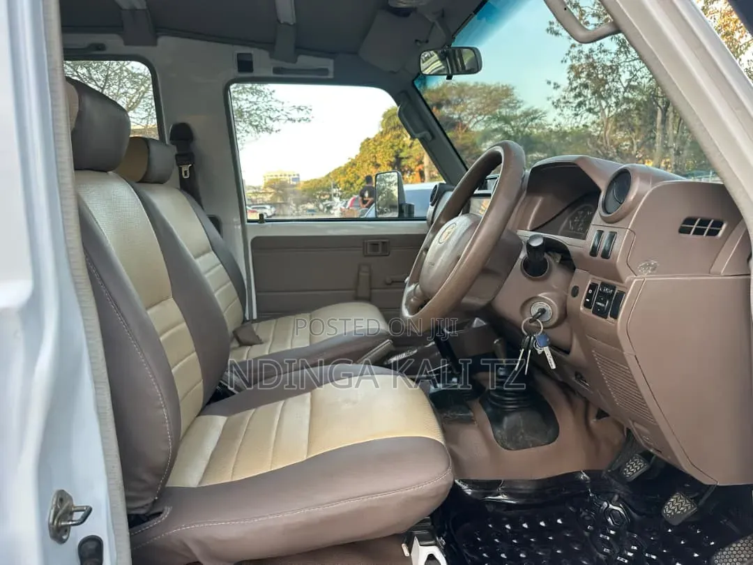 Toyota Land Cruiser 2010 White