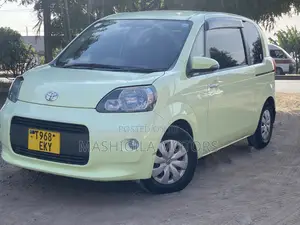 Toyota Porte 2013 Green