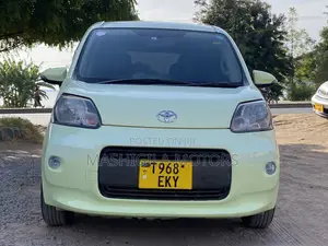 Toyota Porte 2013 Green