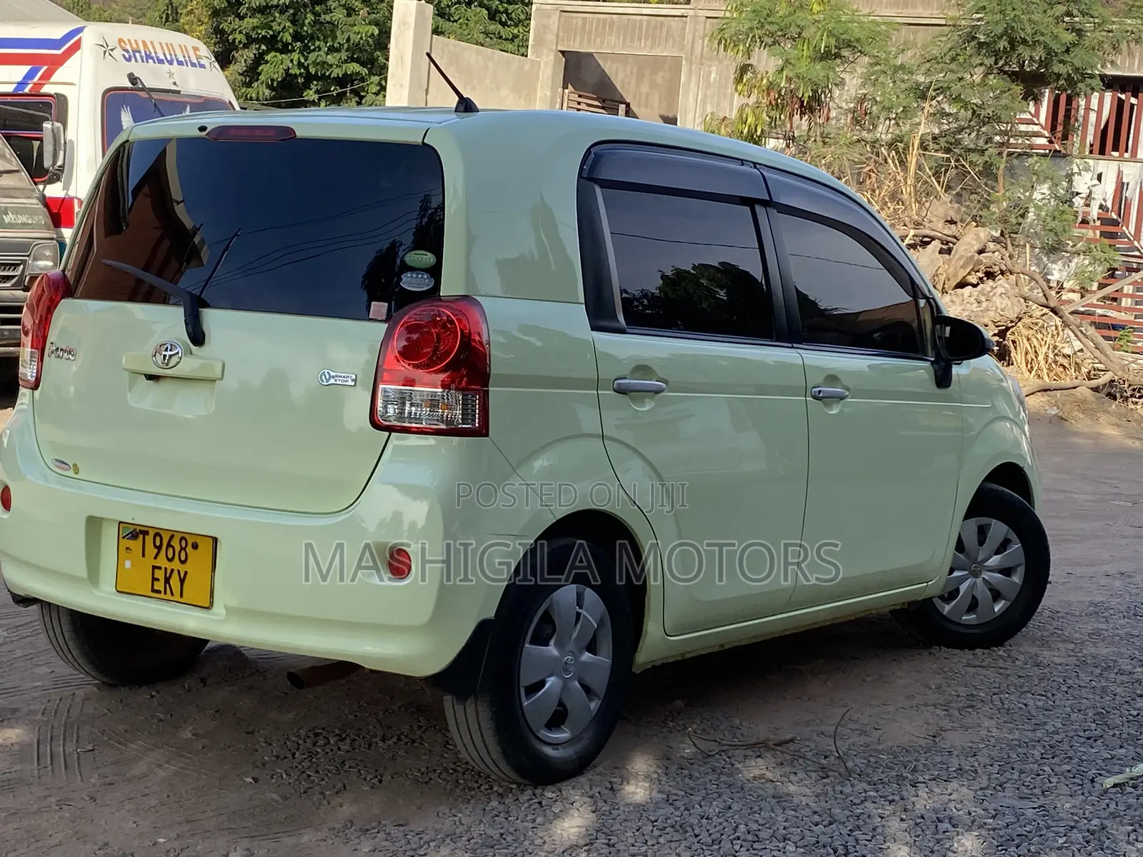 Toyota Porte 2013 Green