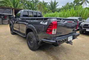 Toyota Hilux 2021 Black