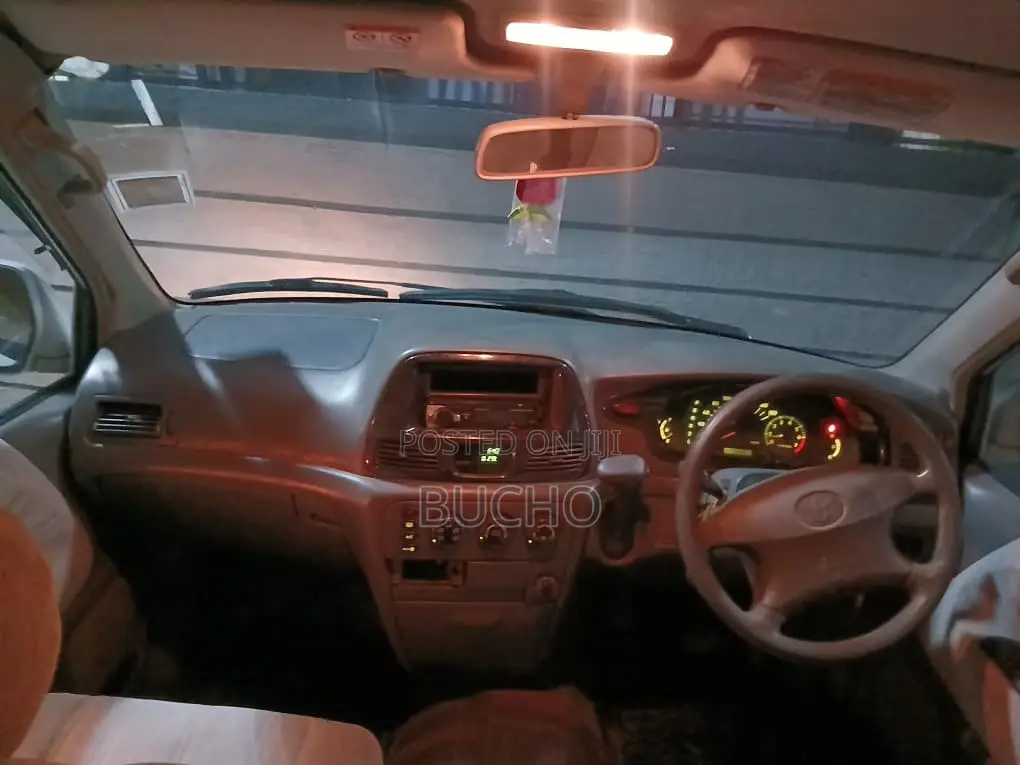 Toyota Noah 2001 Silver