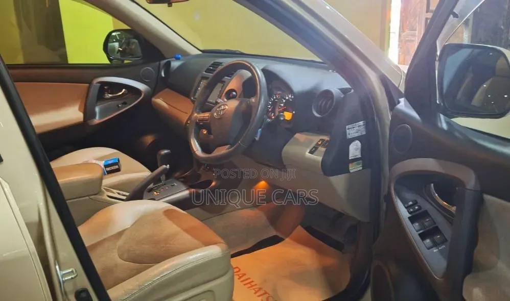 Toyota Vanguard 2012 Gold