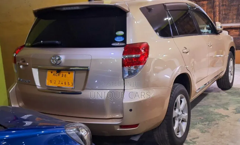 Toyota Vanguard 2012 Gold