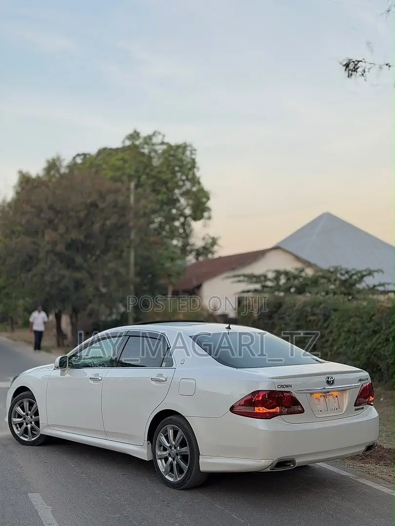 Toyota Crown 2009 White