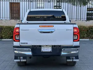 Toyota Hilux 2022 Off white