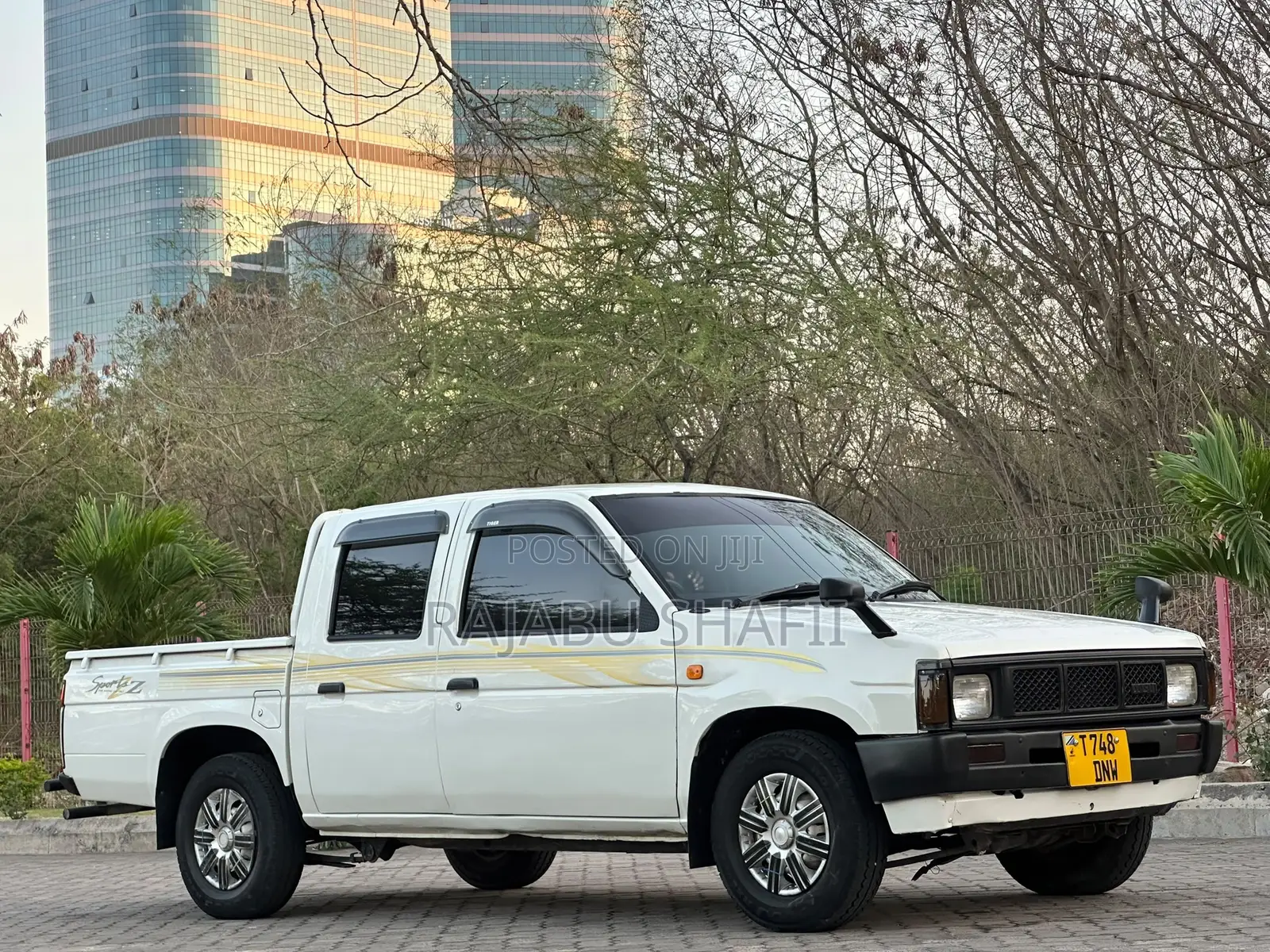 Nissan DoubleCab 2000 White