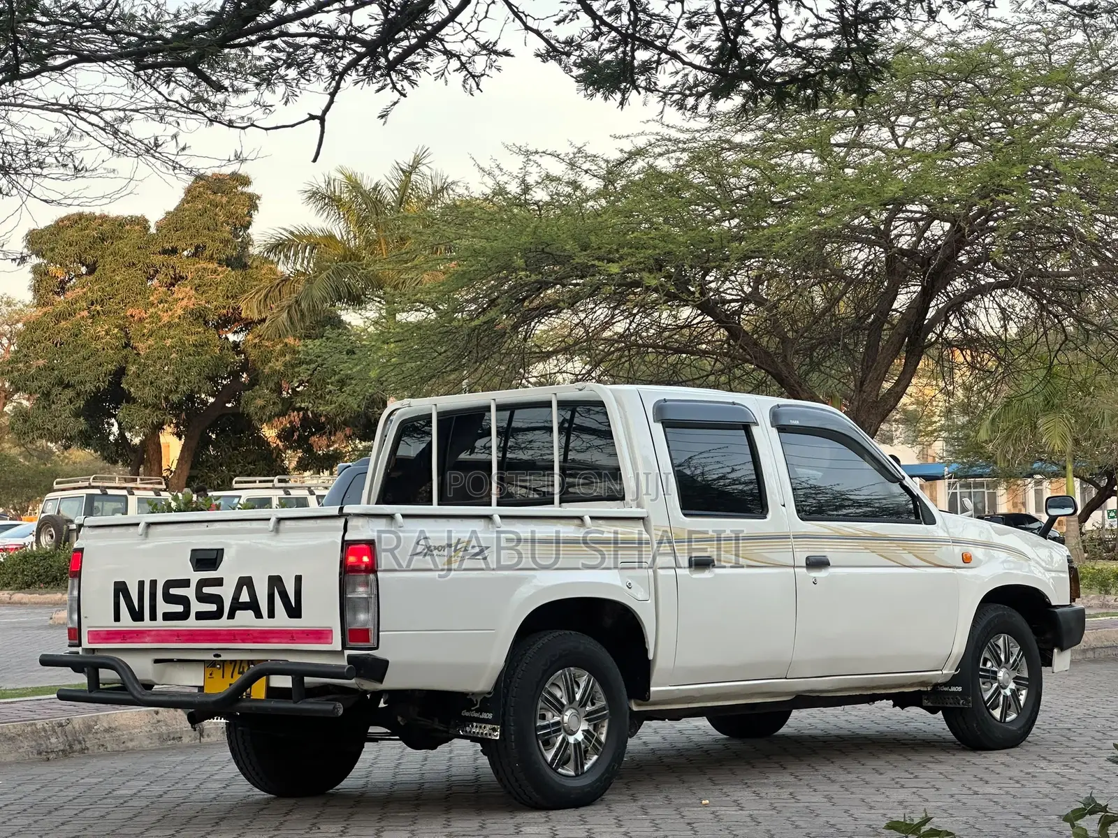 Nissan DoubleCab 2000 White