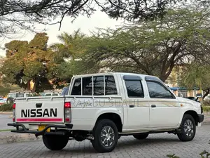 Nissan DoubleCab 2000 White