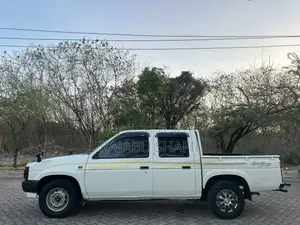 Nissan DoubleCab 2000 White