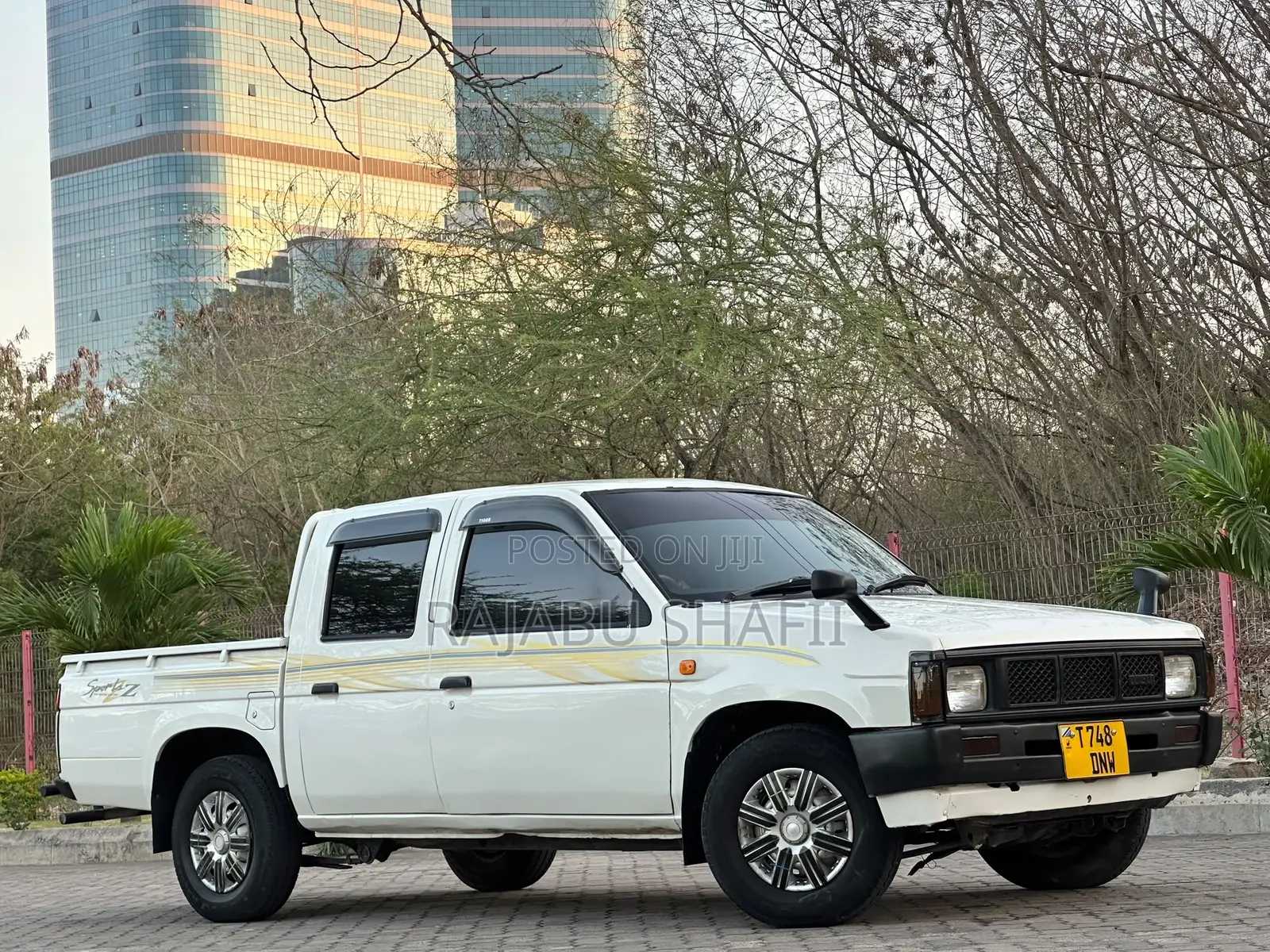 Nissan DoubleCab 2000 White