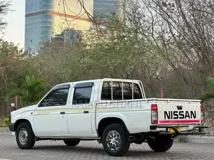 Nissan DoubleCab 2000 White