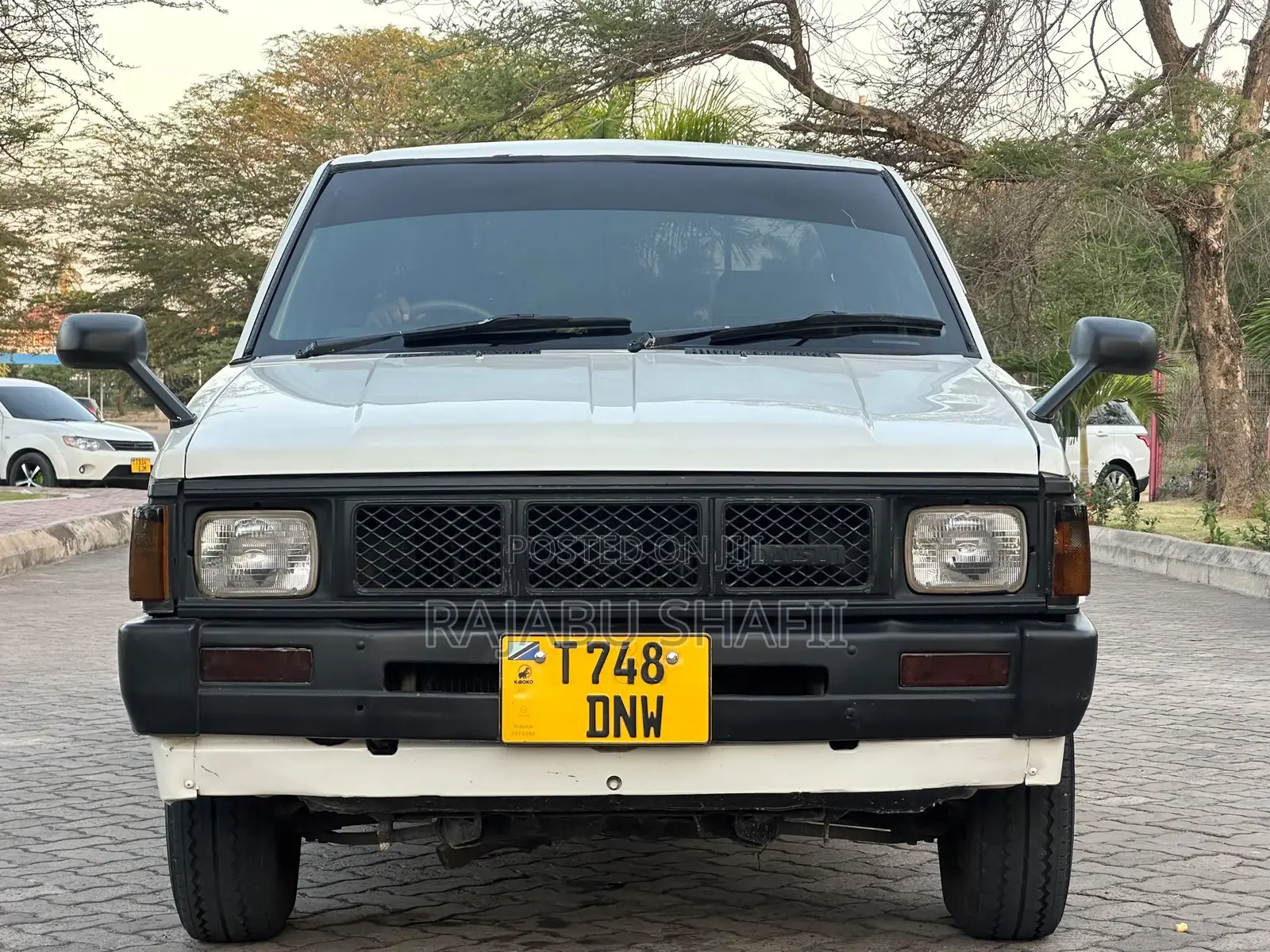 Nissan DoubleCab 2000 White
