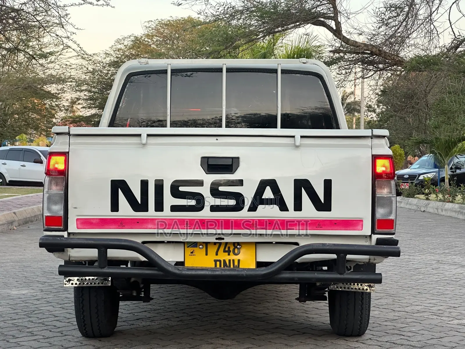 Nissan DoubleCab 2000 White