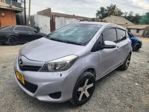 Toyota Vitz 2009 Silver