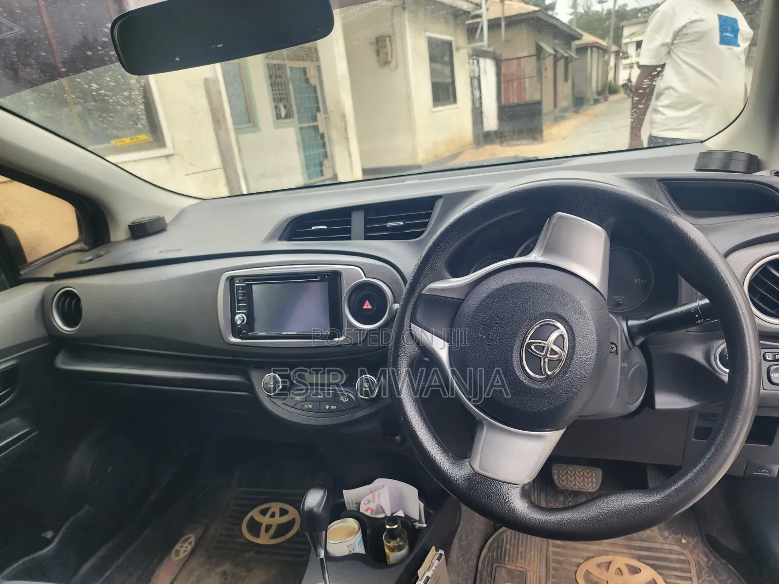 Toyota Vitz 2009 Silver