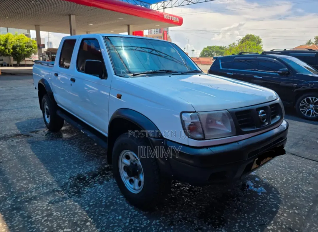Nissan Hardbody 2016 White