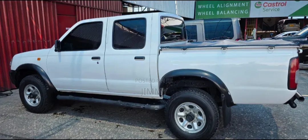 Nissan Hardbody 2016 White