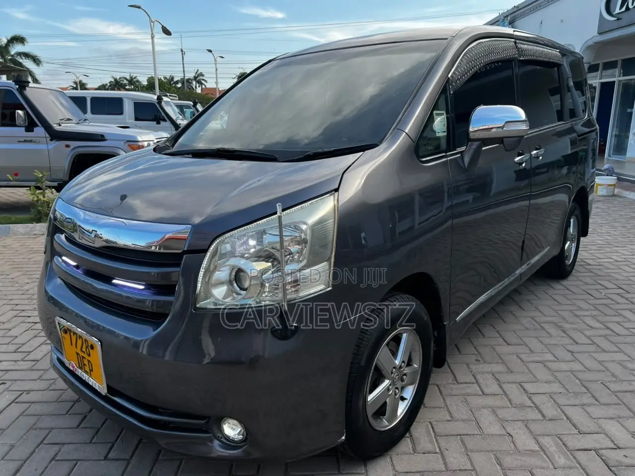 Toyota Noah 2.0 143hp AWD (7 Seater) 2007 Gray