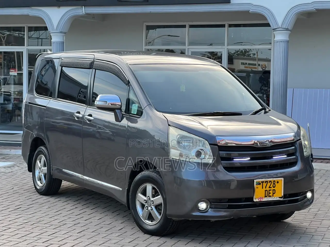 Toyota Noah 2.0 143hp AWD (7 Seater) 2007 Gray